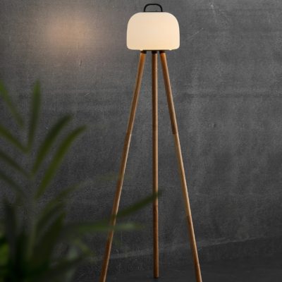 Prosta lampa stojąca Kettle na drewnianym stelażu