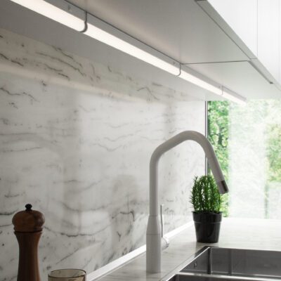 Nowoczesna listwa kuchenna Latona w białym kolorze 56 cm