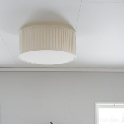 Biały plafon sufitowy Plisse wykonany z lnu