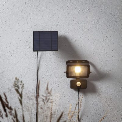 Solarny kinkiet elewacyjny Saanvi do ogrodu