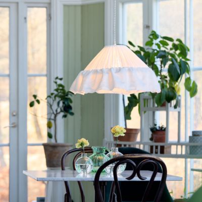 Biała lampa wisząca Stina z unikatowym abażurem