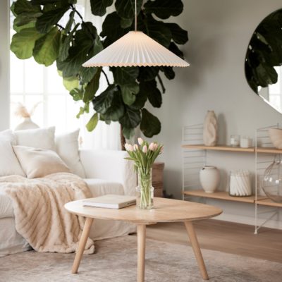 Biała lampa wisząca Dora z plisowanym abażurem