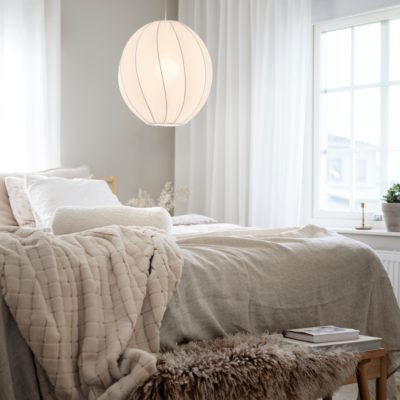 Biała lampa wisząca Olivia Twist do sypialni