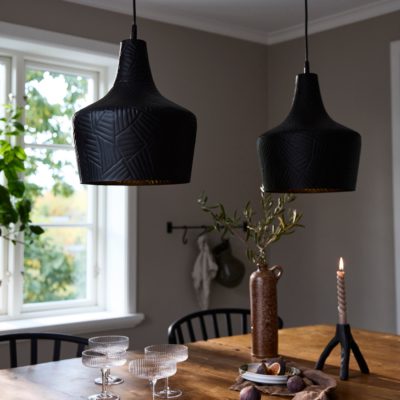 Czarna lampa wisząca Ribble z metalowym kloszem