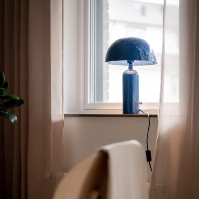 Nowoczesna lampa stołowa Carter w niebieskim kolorze