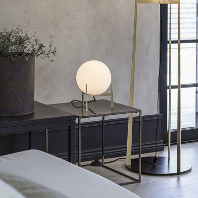 Nowoczesna lampka stołowa Milla z białym kloszem