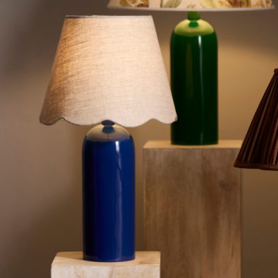 Nowoczesna lampa stołowa Carter B na niebieskiej podstawie