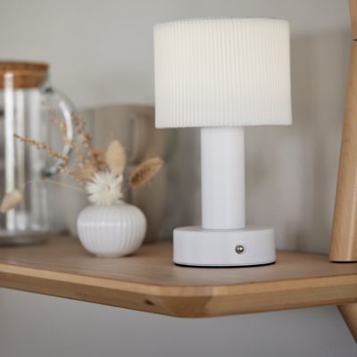 Biała lampka stołowa Tiara z abażurem