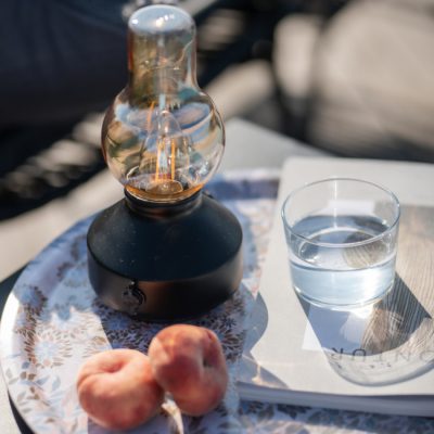 Lampka stołowa Glimt na czarnej podstawie