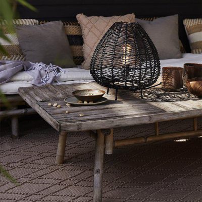 Rattanowa lampka stołowa Nana o czarnym zabarwieniu