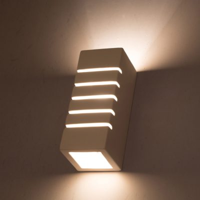 Nowoczesny kinkiet ścienny Ella w białym kolorze