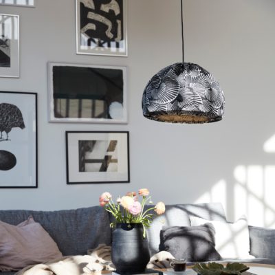 Czarna lampa wisząca Juni Aware w nowoczesnym designie