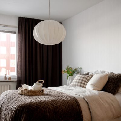 Biała lampa wisząca Hilma Jersey o prostym designie