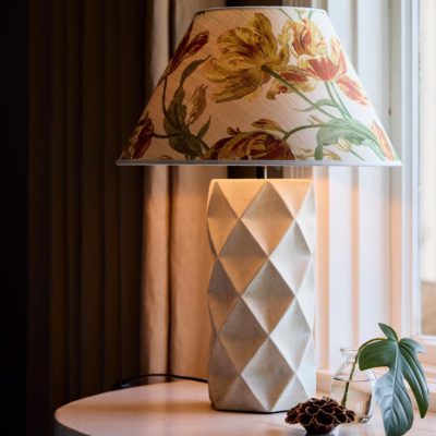 Nowoczesna lampa stołowa Hazel z abażurem