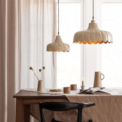 Beżowa lampa wisząca Wells imitująca kwiat