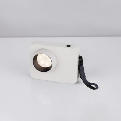 Biała lampa stołowa Parinas wykonana z metalu