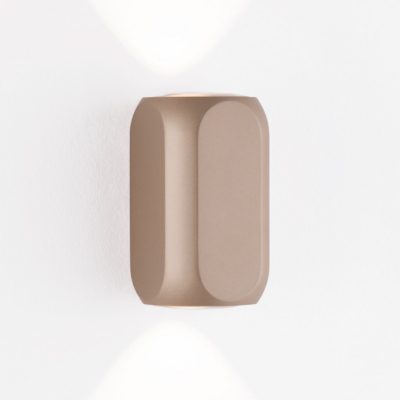 Nowoczesny kinkiet ścienny Yaguaru na metalowym stelażu