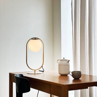 Mosiężna lampa stołowa Reims ze szklanym kloszem