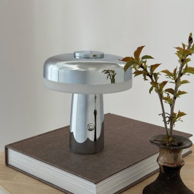 Chromowana lampa stołowa Porter LED do salonu