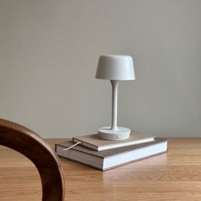 Funkcjonalna lampa stołowa Flow z włącznikiem na stelażu