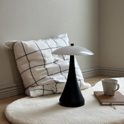 Elegancka lampa stołowa Vienna na czarnej podstawie