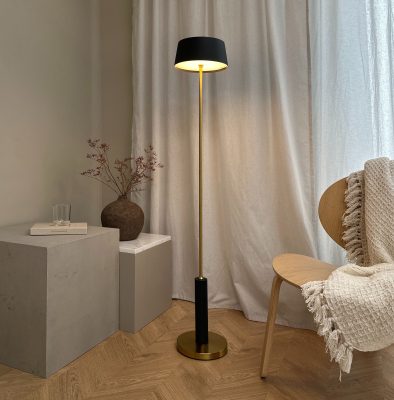 Funkcjonalna lampa podłogowa Yoyo z abażurem