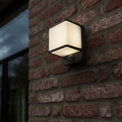 Prosty kinkiet elewacyjny Doblo z czujnikiem ruchu