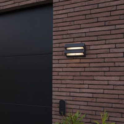 Solarny kinkiet elewacyjny Barlo z czujnikiem ruchu