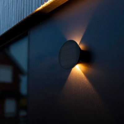 Solarny kinkiet Belka Hybrid LED w szarym kolorze