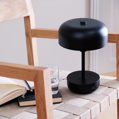 Ściemnialna lampa stołowa Haipot LED w czarnym kolorze