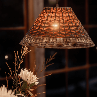 Zewnętrzna lampa wisząca Lisen z rattanowym kloszem