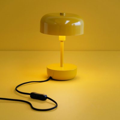 Metalowa lampa stołowa Haipot w kolorze curry