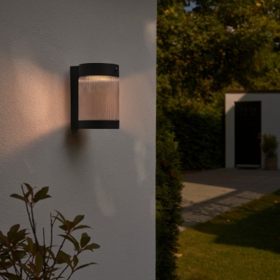 Nowoczesny kinkiet elewacyjny Coupar z czujnikiem ruchu