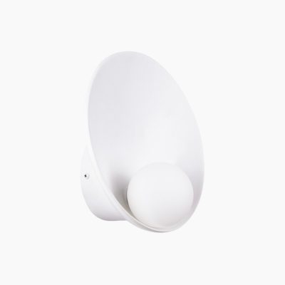 Unikatowy kinkiet ścienny Carde z białym kloszem