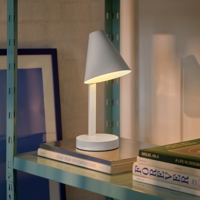 Biała lampa stołowa Wilmer z włącznikiem