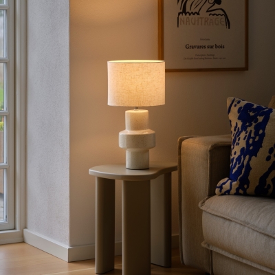 Jasna lampa stołowa Dugan na ceramicznej podstawie