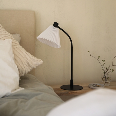 Elegancka lampa stołowa Mira z białym kloszem