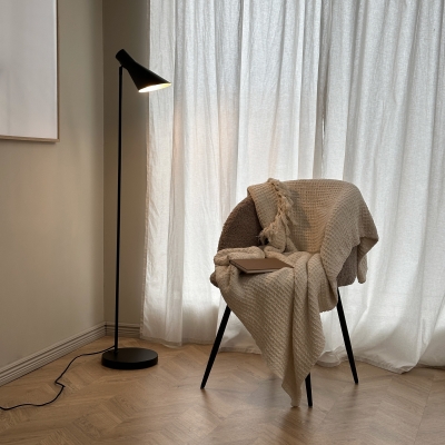 Czarna lampa podłogowa DL z włącznikiem