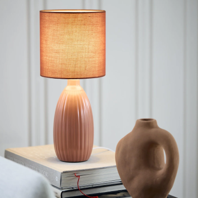 Koralowa lampa stołowa Uno z abażurem