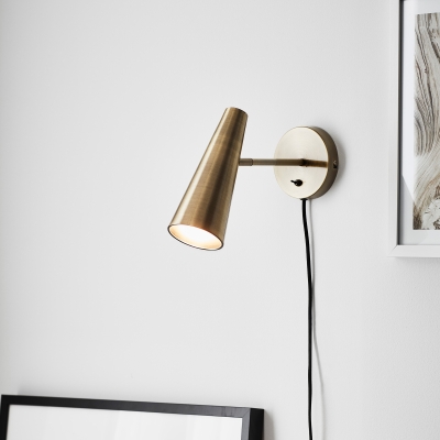 Elegancka lampa ścienna Peak w mosiężnym kolorze