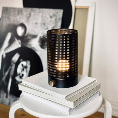 Ściemnialna lampa stołowa Mesh LED w czarnym kolorze