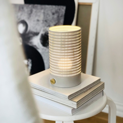 Biała lampa stołowa Mesh LED wykonana z metalu