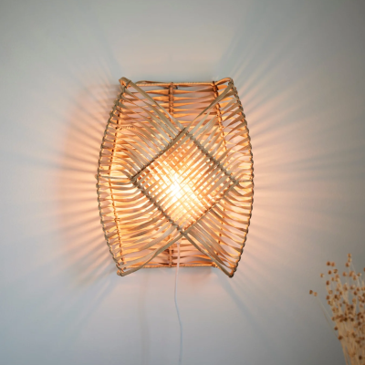Pleciona lampa ścienna Zyla wykonana z rattanu