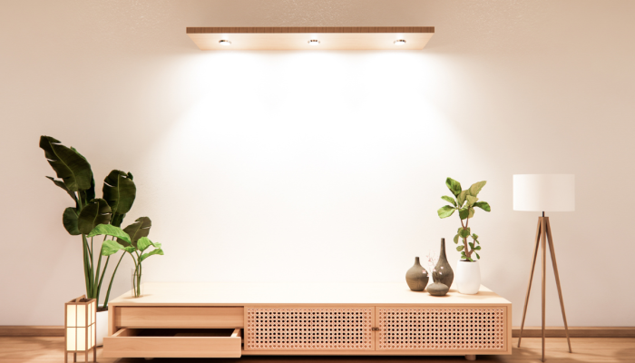 lampa stojąca w salonie