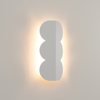 Biały kinkiet ścienny w dekoracyjnej formie Biscuit