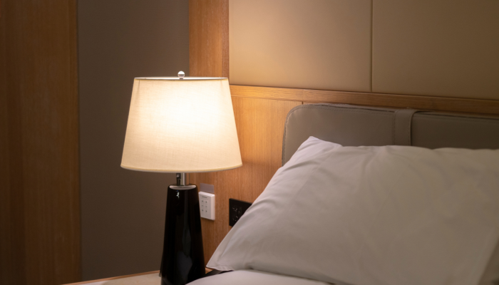 lampka nocna przy łóżku