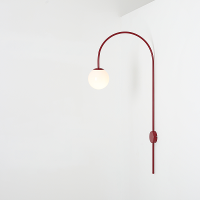 Ciemnoczerwona lampa ścienna w kształcie łuku Una
