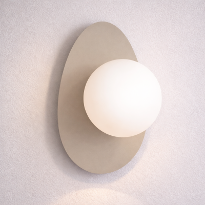 Kinkiet Pico – metalowa oprawa w kolorze mokka z mlecznobiałym kloszem