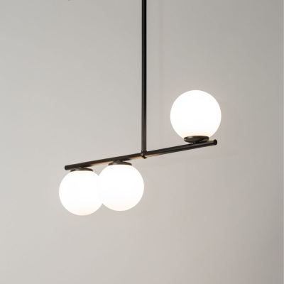 Lampa sufitowa z okrągłymi kloszami mlecznymi