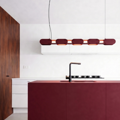 Burgundowa lampa wisząca Chain nad wyspę kuchenną